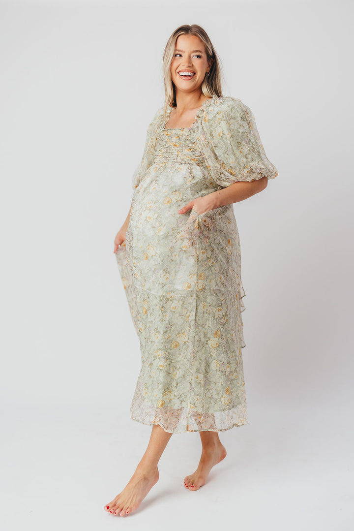 Robe maxi Melody avec plis et nœud floral en couleur sauge – résistant aux chocs et disponible en taille (S-3XL)