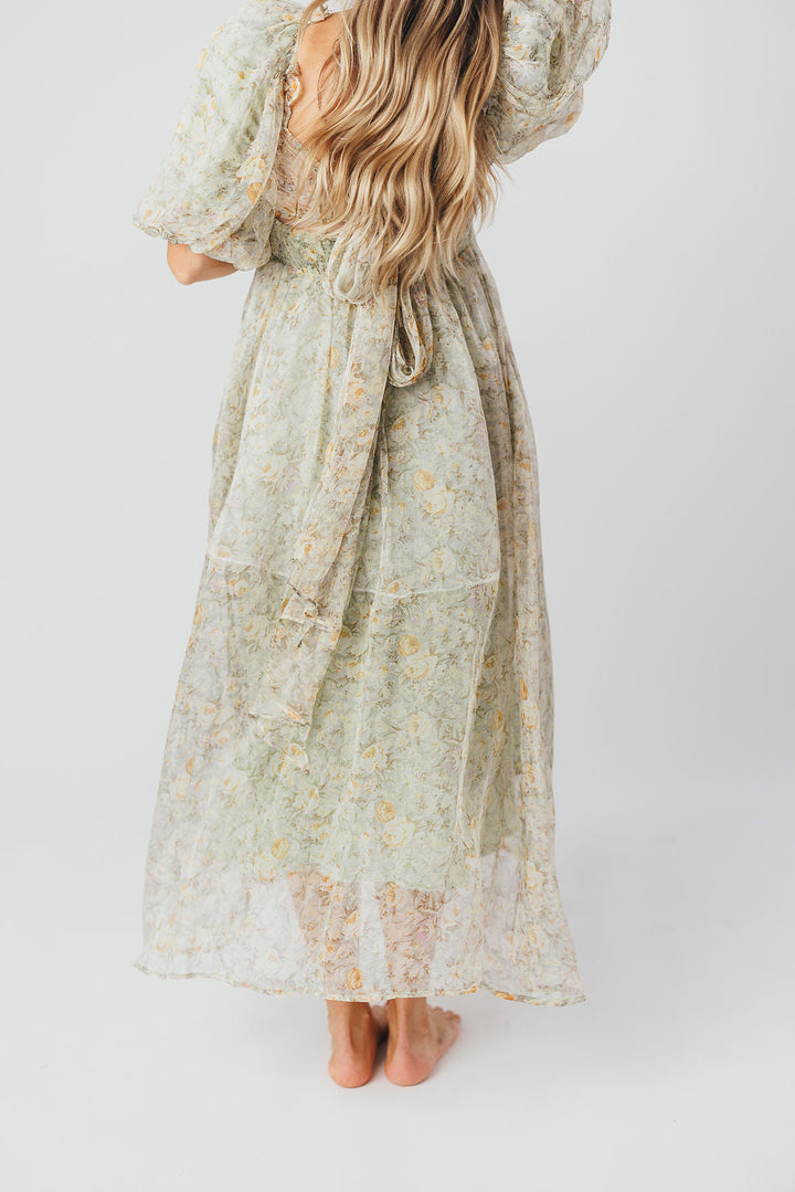 Robe maxi Melody avec plis et nœud floral en couleur sauge – résistant aux chocs et disponible en taille (S-3XL)