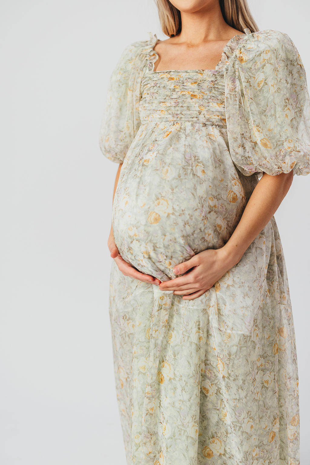 Robe maxi Melody avec plis et nœud floral en couleur sauge – résistant aux chocs et disponible en taille (S-3XL)