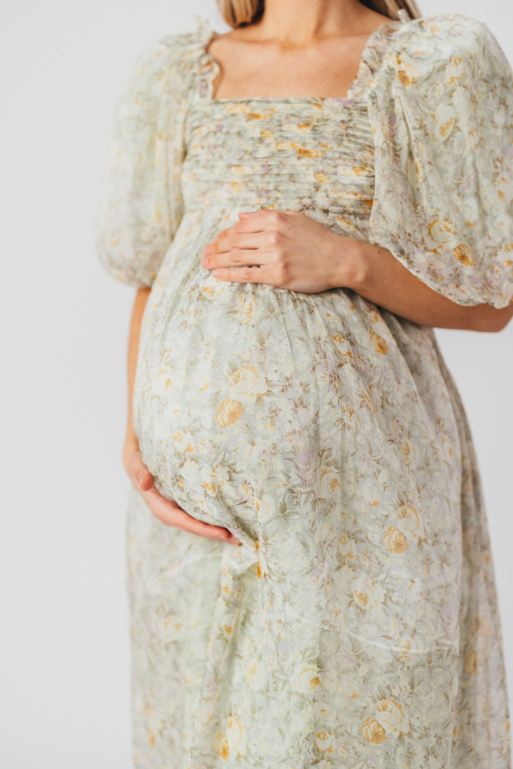 Robe maxi Melody avec plis et nœud floral en couleur sauge – résistant aux chocs et disponible en taille (S-3XL)