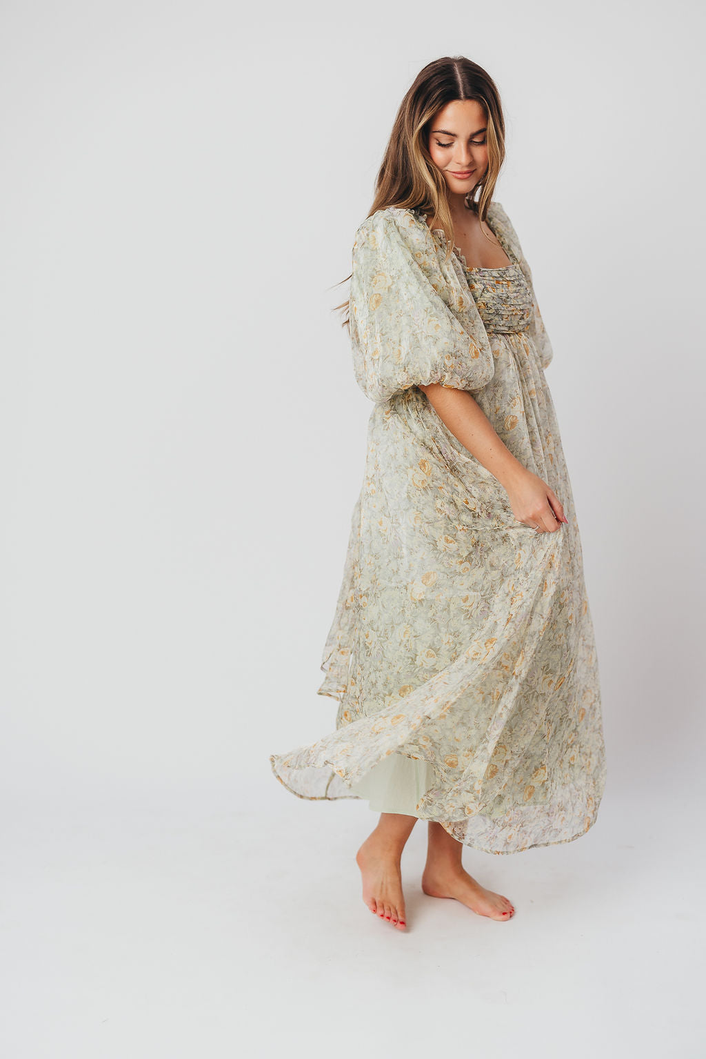 Robe maxi Melody avec plis et nœud floral en couleur sauge – résistant aux chocs et disponible en taille (S-3XL)