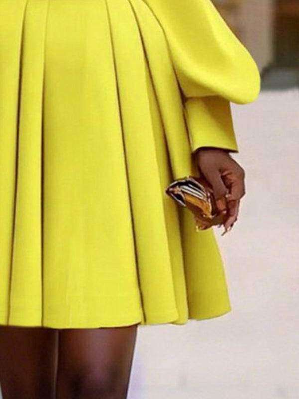 Robe courte plissée coupe trapèze, à manches longues, à col en V, couleur unie