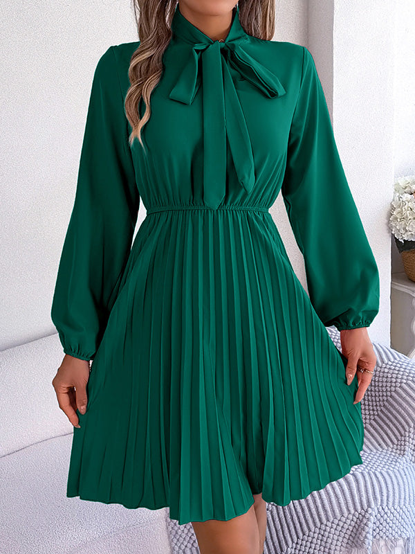 Robe courte ample plissée nouée à manches longues, à col cheminée, couleur unie