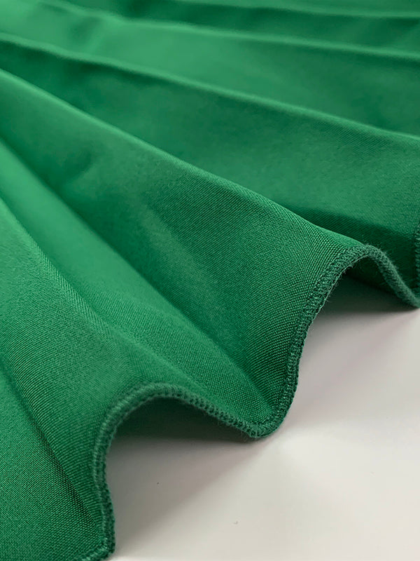 Robe longue plissée coupe trapèze, taille haute, à empiècements, à col rond, couleur unie
