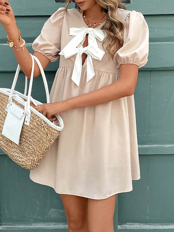 Robe courte ample plissée coupe trapèze, à nœud, à taille élastique, à col rond