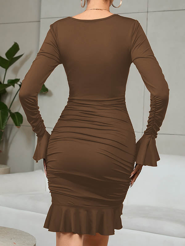 Robe mi-longue moulante plissée volantée à taille élastique, à empiècements, à col en V, couleur unie