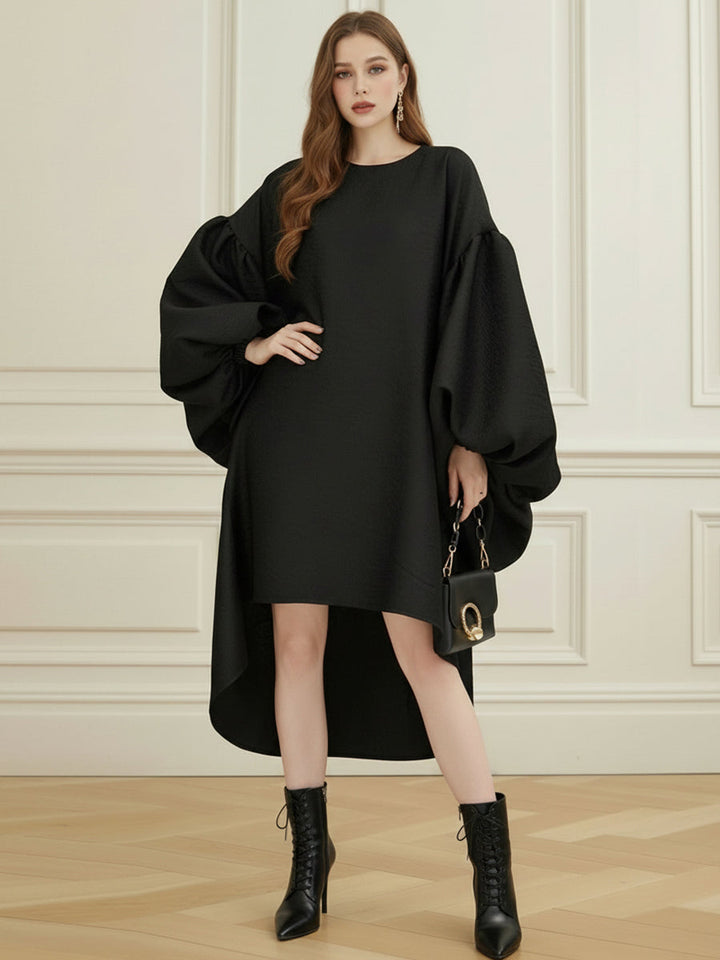 Robe mi-longue plissée à manches chauve-souris, à ourlet plongeant, à empiècements, à col rond, couleur unie