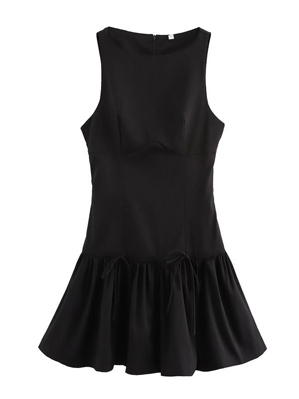 Robe courte ample plissée coupe trapèze, à empiècements, à fermeture éclair, à col rond, couleur unie