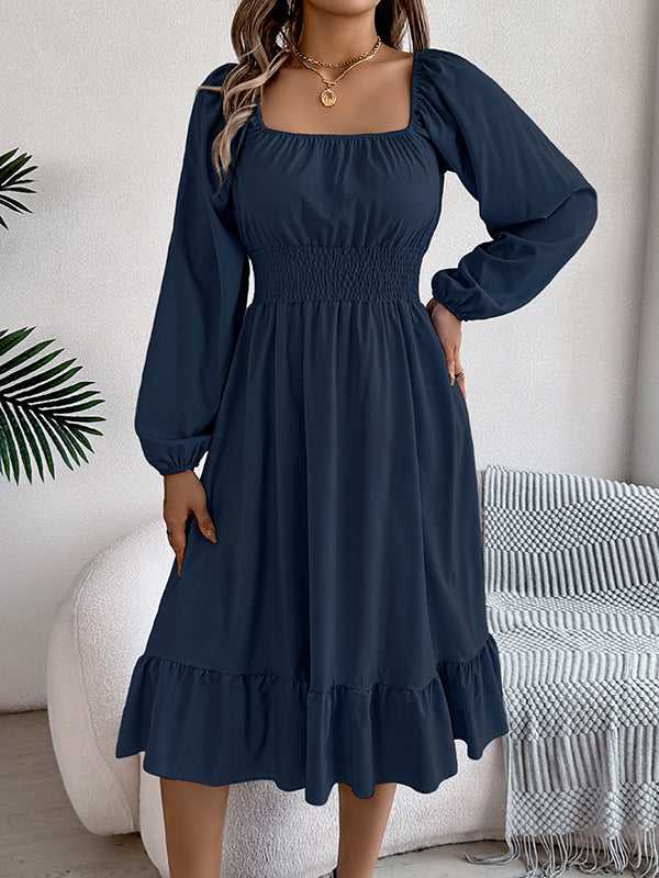Robe mi-longue plissée volantée coupe trapèze, à taille élastique, à col carré, couleur unie