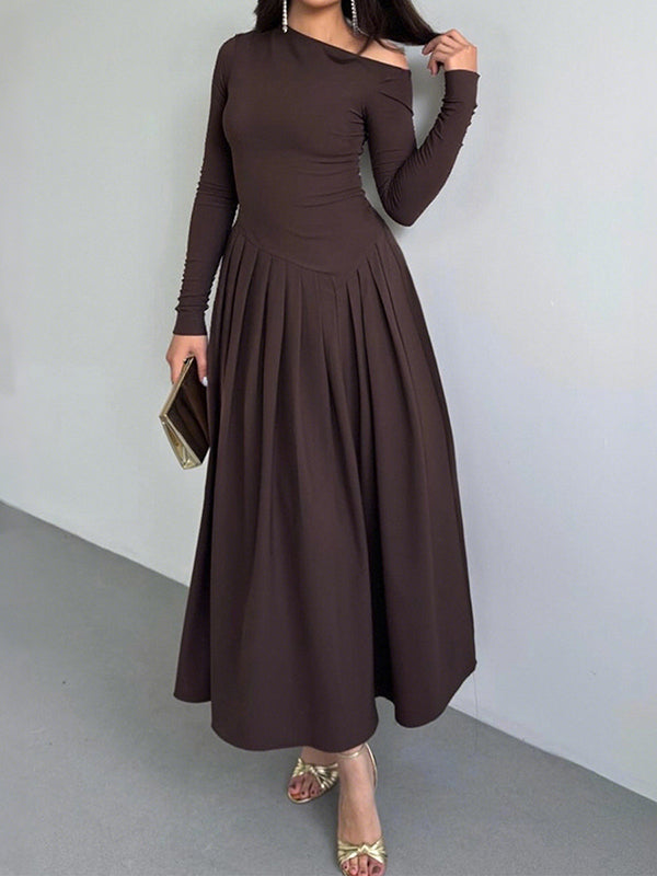 Robe longue moulante asymétrique plissée coupe trapèze, à empiècements, asymétrique à une épaule, couleur unie