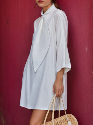 Robe chemise courte ample à manches trois-quarts, à col montant, couleur unie