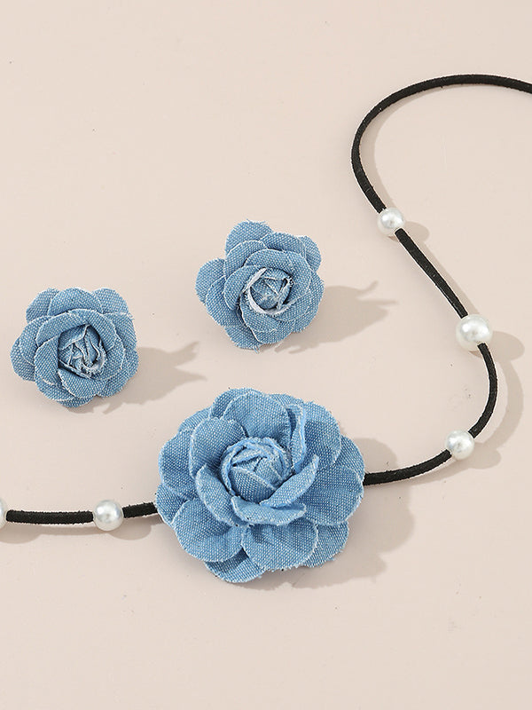 Parure collier et boucles d'oreilles perlée délicate en forme de fleur