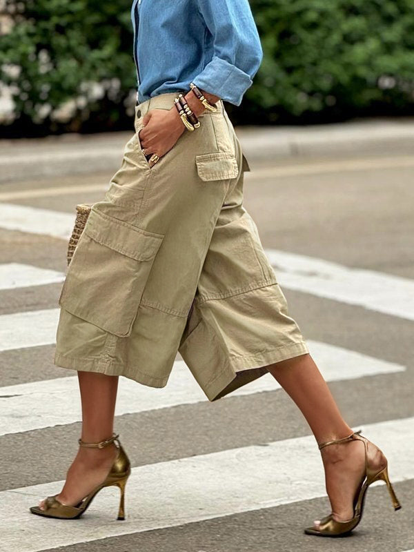 Pantalon court ample boutonné à jambes larges, à poches, à empiècements, couleur unie