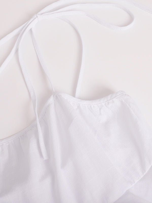 Robe courte superposée plissée coupe trapèze, taille haute, dos nu, à fines bretelles, couleur unie
