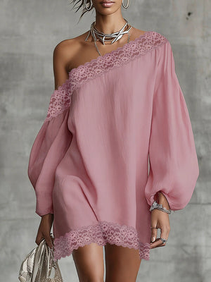 Robe courte ample à manches longues, à empiècements, asymétrique à une épaule, couleur unie