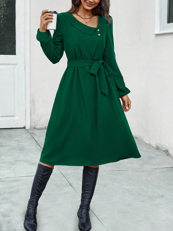Robe mi-longue boutonnée coupe trapèze, à manches longues, à taille nouée, à col asymétrique, couleur unie