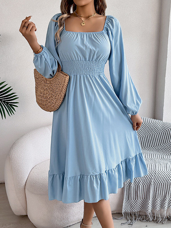 Robe mi-longue plissée volantée coupe trapèze, à taille élastique, à col carré, couleur unie
