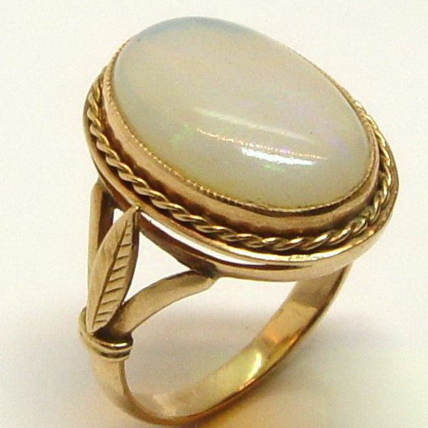 Bague vintage en or avec opale blanche