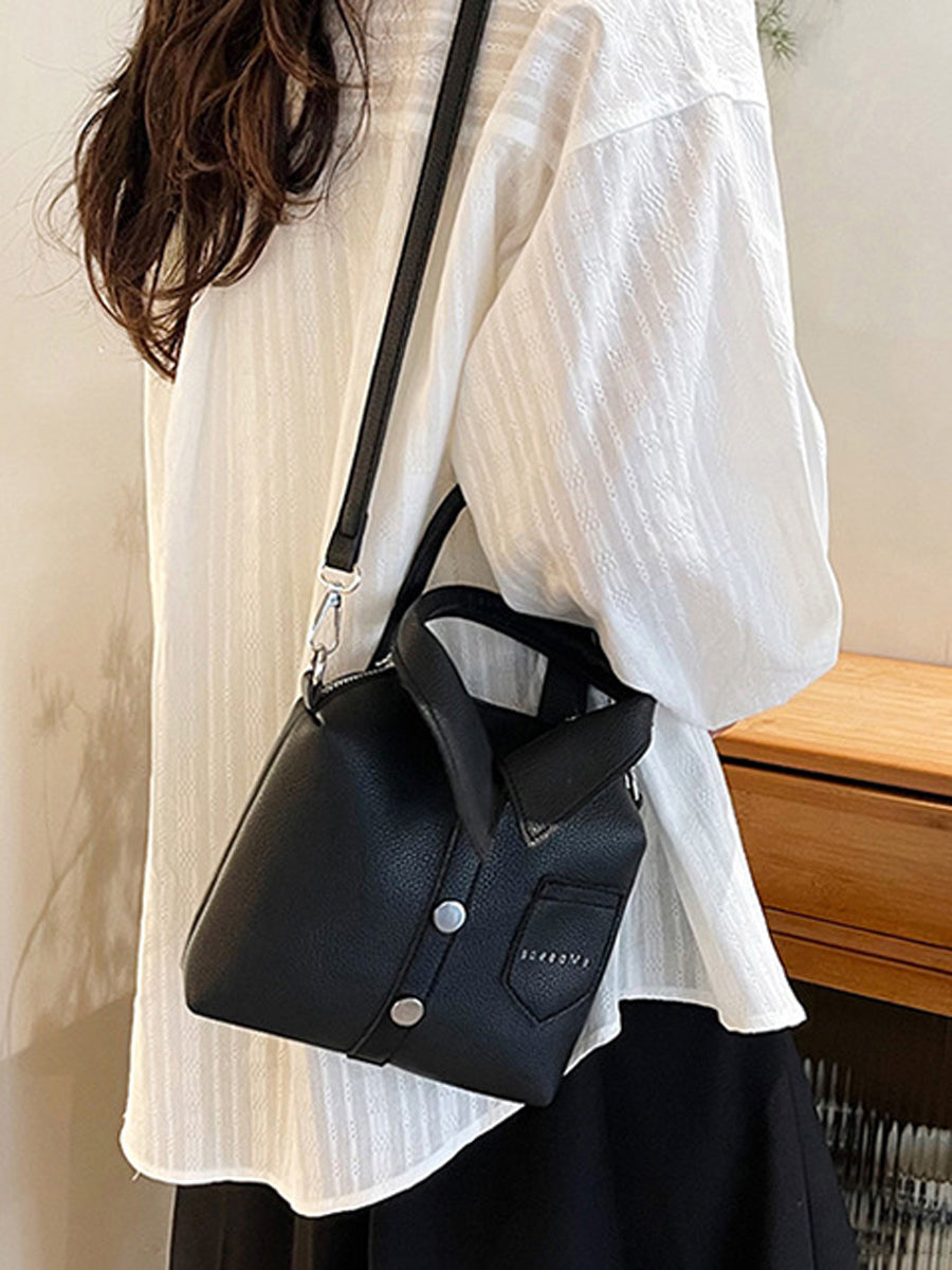 Sac à main bandoulière géométrique boutonné couleur unie