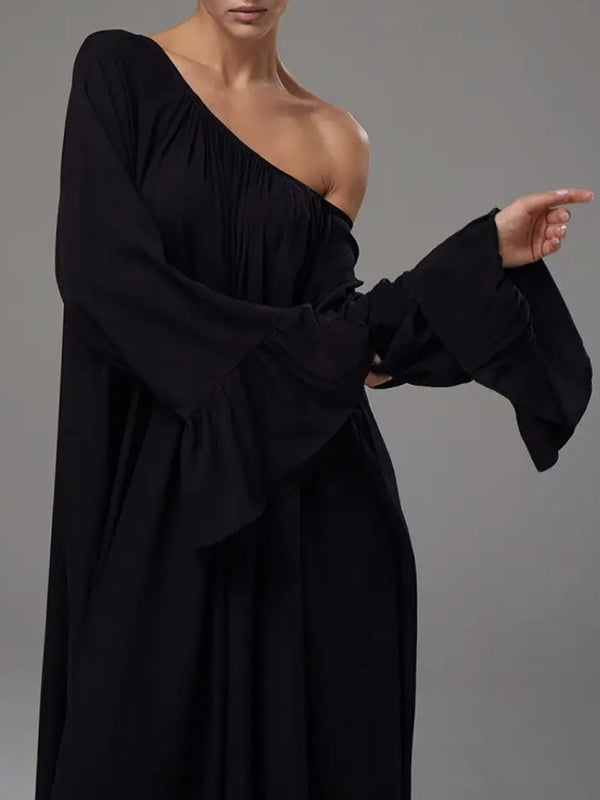 Robe longue ample plissée à manches évasées, à empiècements, à col rond, couleur unie