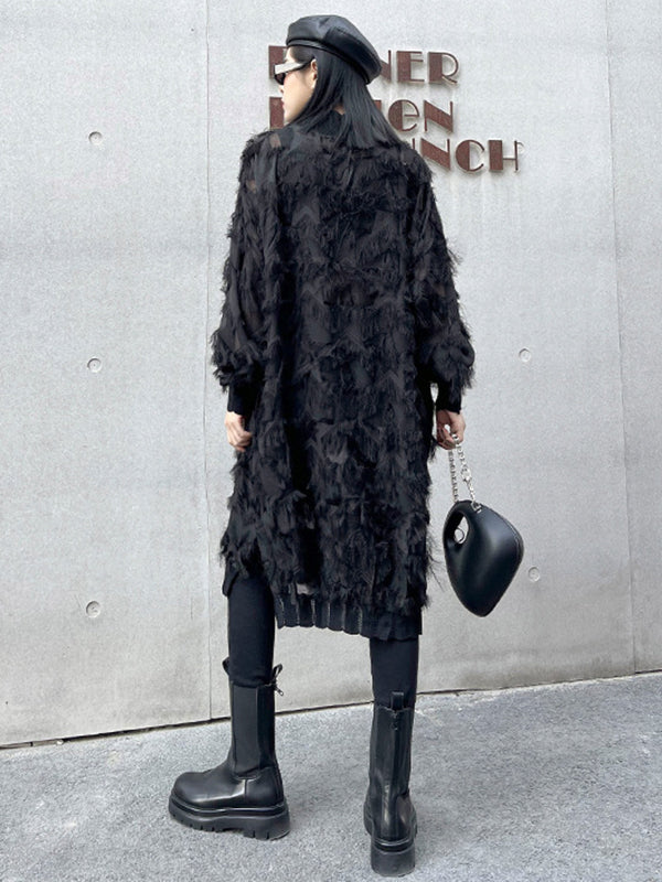Robe mi-longue asymétrique transparente à coupe irrégulière, à manches longues, en résille, à poches, à empiècements, à pompons, à col montant, couleur unie