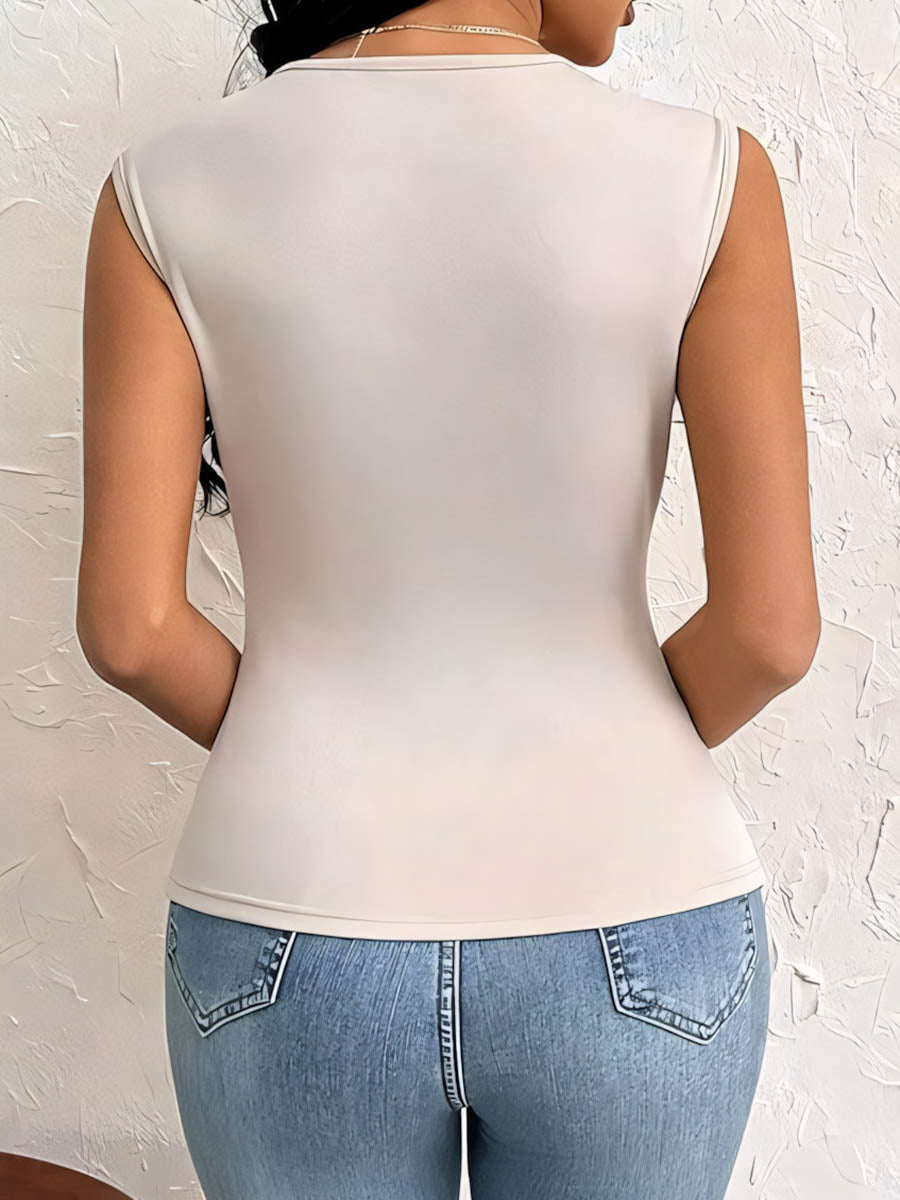 T-shirt près du corps plissé à coupe irrégulière, fendu sur le côté, encolure asymétrique, couleur unie