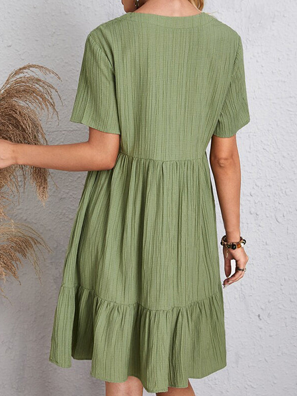 Robe courte ample plissée coupe trapèze, à empiècements, à col en V, couleur unie