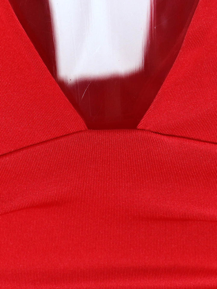 Robe courte plissée coupe trapèze, à taille élastique, dos nu, à empiècements, à décolleté en V profond, couleur unie