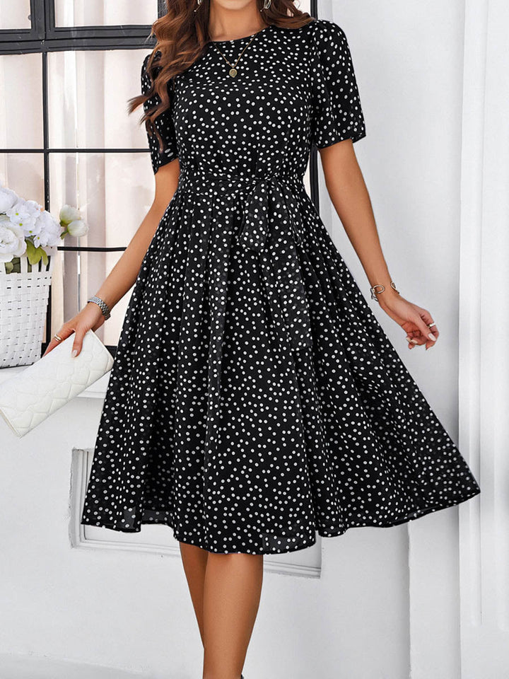 Robe mi-longue coupe trapèze, à taille élastique, à pois, à empiècements, à taille nouée, à col rond, couleur contrastée