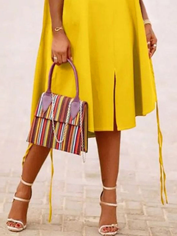 Robe mi-longue fendue sur le côté coupe trapèze, sans manches, à empiècements, à rubans, à col en V, couleur unie