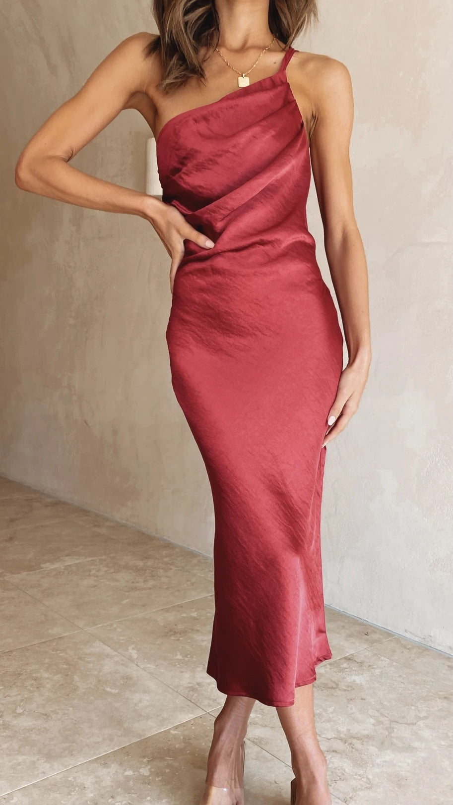 Sofia - Robe midi à épaule unique en satin avec drapé élégant