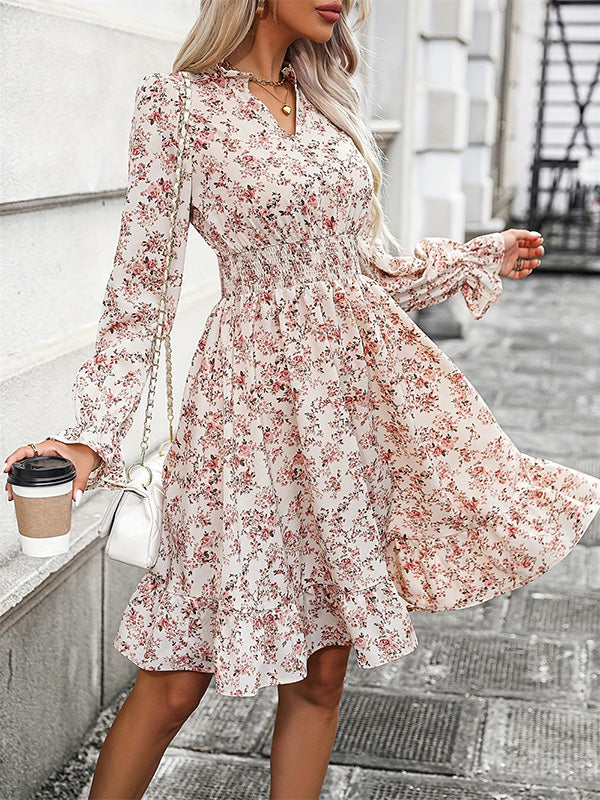 Robe mi-longue coupe trapèze, à manches longues, à taille élastique, à imprimé floral, à col en V