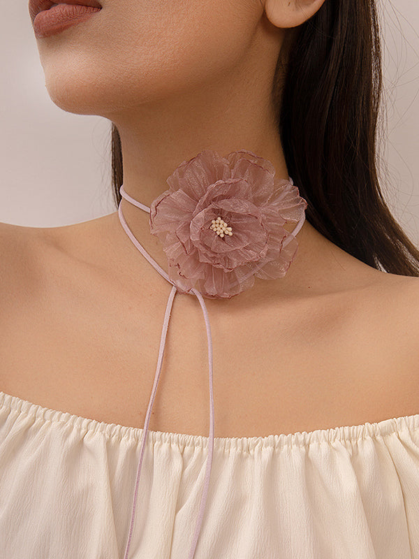 Collier délicat en forme de fleur, en gaze