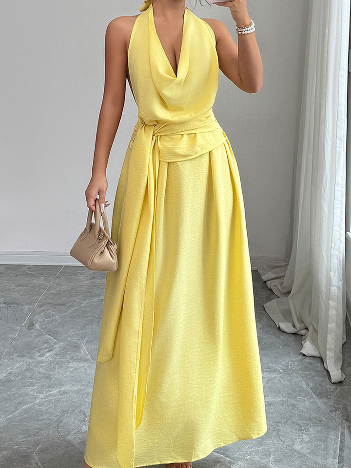 Robe mi-longue plissée taille haute, sans manches, à taille nouée, à col licou, couleur unie