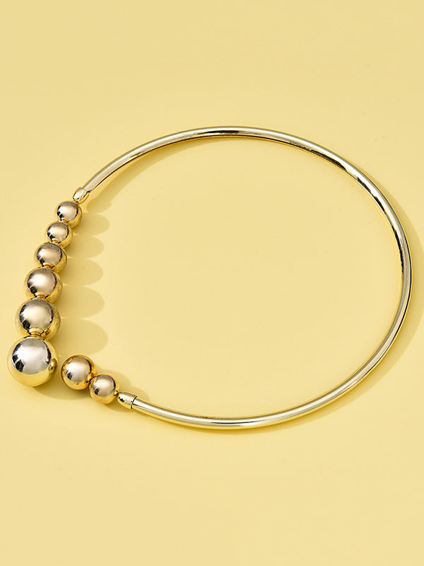 Collier asymétrique perlé délicat couleur unie