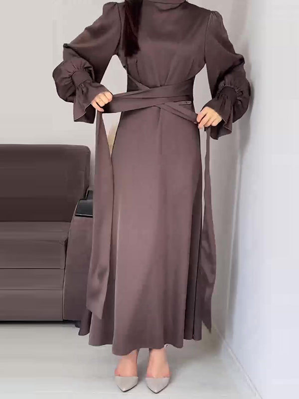 Robe longue plissée coupe trapèze, à manches longues, à taille nouée, à fermeture éclair, à col cheminée, couleur unie