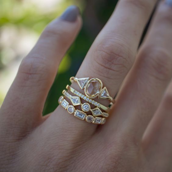 Bague dorée et brillante au style vintage