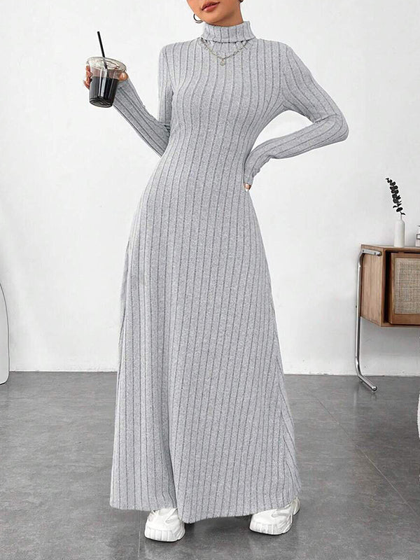 Robe longue plissée à manches longues, à empiècements, à col haut, couleur unie
