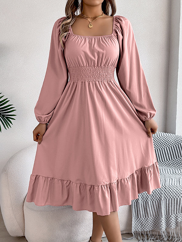 Robe mi-longue plissée volantée coupe trapèze, à taille élastique, à col carré, couleur unie