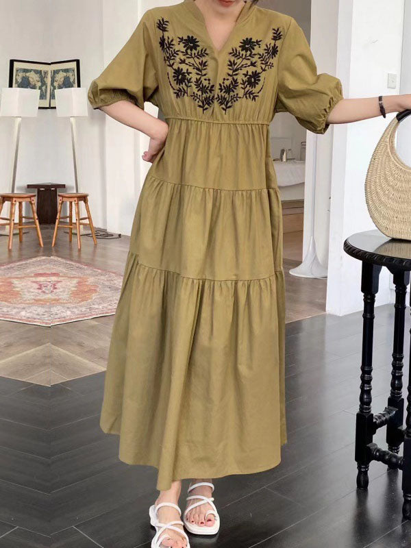 Robe mi-longue ample brodée plissée à manches bouffantes, à col en V