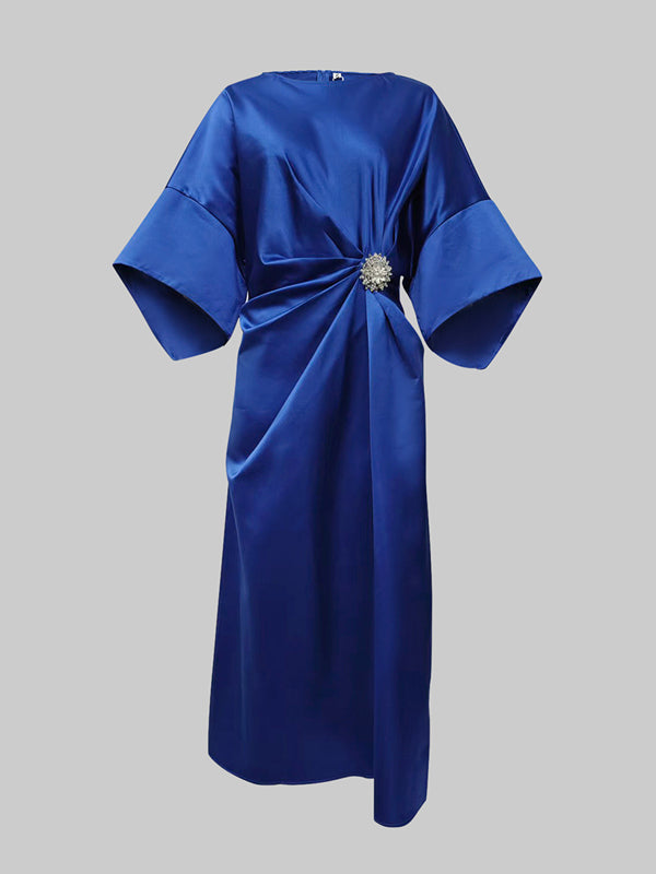 Robe longue ample asymétrique plissée à manches trois-quarts, à empiècements, à col rond