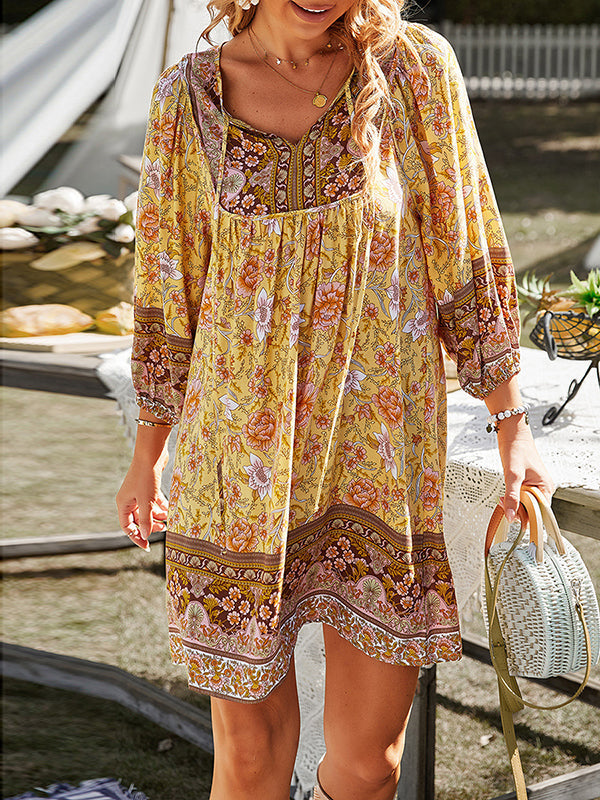 Robe courte ample plissée coupe trapèze, à imprimé floral, à col en V, couleur contrastée
