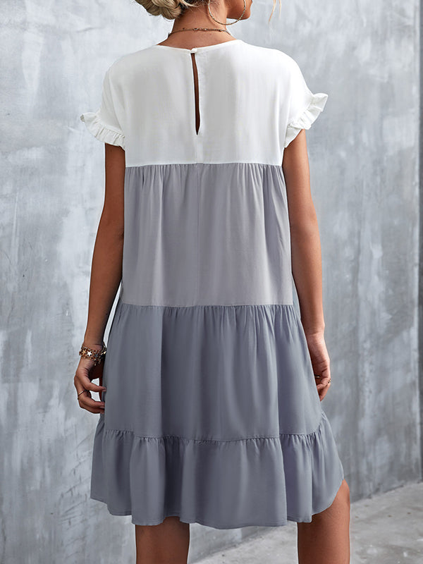 Robe courte ample plissée à manches volantées, à falbalas, à empiècements, à col rond, couleur contrastée