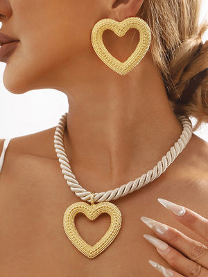 Parure boucles d'oreilles pendantes et collier en forme de cœur