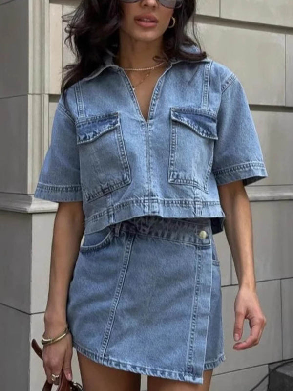 Ensemble deux pièces court boutonné asymétrique à col revers, à manches courtes, à poches, en jean – chemisier + short