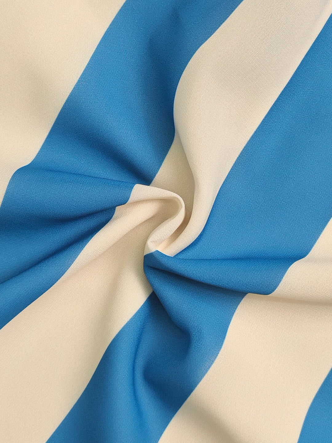 Robe longue ample plissée rayée coupe trapèze, à col licou, couleur contrastée