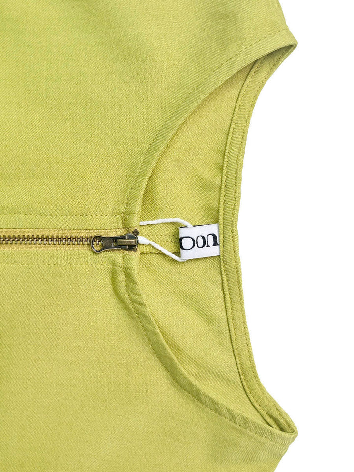 Robe courte plissée coupe trapèze, sans manches, à poches, à fermeture éclair, à col rond, couleur unie