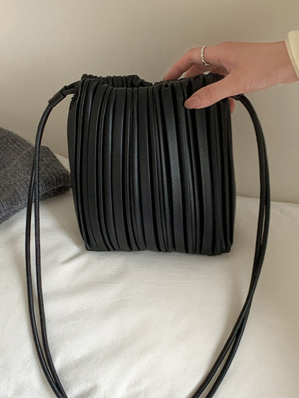 Sac bandoulière plissé à cordon de serrage, à empiècements
