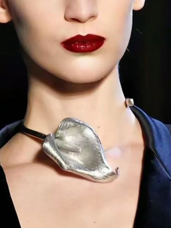 Collier en forme de feuilles, couleur unie
