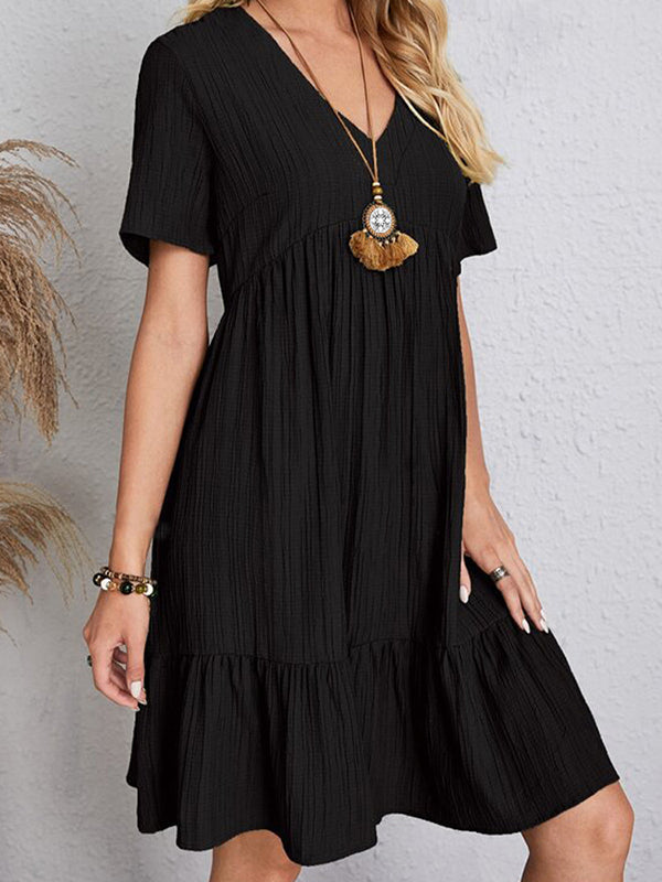 Robe courte ample plissée coupe trapèze, à empiècements, à col en V, couleur unie